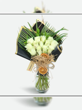 Vazoda 15 Beyaz Güller