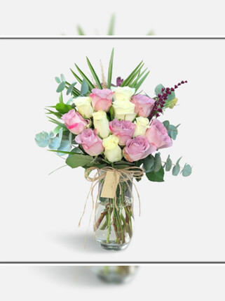 Vazoda Pembe Beyaz Güller